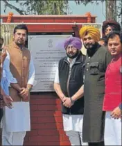  ?? PARDEEP PANDIT/HT ?? ■ Chief minister Capt Amarinder Singh, local bodies minister Navjot Singh Sidhu and others during the inaugurati­on of the martyrs’ museum at Khatkar Kalan in Nawanshahr on Friday.