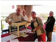  ??  ?? Il fallait un peu de patience ce dimanche matin au bureau de vote de Martilly où on est venu en couple voter. Quelques jeunes venaient voter pour la première fois, comptant bien faire entendre leurs voix. Tandis que pour d’autres, à l’instar de...