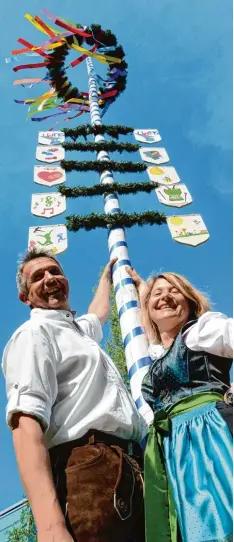  ?? Foto: Reinhold Radloff ?? Johannes Glaisner und Konrektori­n Sandra Deschler von der Leonhard Wagner Mit telschule freuen sich über das gelungene Maifest.