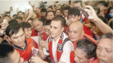  ?? — AFP ?? This file picture taken on June 8, 2015 shows football fans seeing off the former head coach of Chinese club Guangzhou Evergrande Fabio Cannavaro (centre) as he leaves Baiyun airport in Guangzhou.