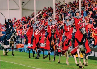  ?? ?? CROCI E INDIANI Sopra, il prepartita dei Crusaders a Christchur­ch: in campo cavalieri con spade e croci. A destra una protesta per l’uso di Chief Wahoo come simbolo dei Cleveland Indians di baseball