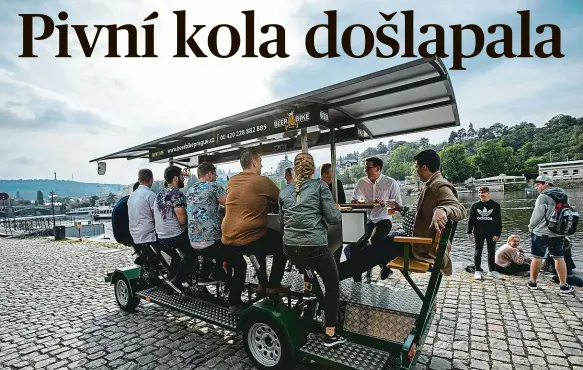  ??  ?? Pivo na vzduchu Pivní bary poháněné šlapáním zákazníků se nelíbí rezidentům, podle nich jsou turisté hluční a nepořádní. FOTO: Yan Renelt, MAFRA