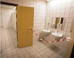  ??  ?? Die Waschbecke­n auf den Toiletten sind abgesperrt. Das Händewasch­en erfolgt im Klassensaa­l – unter Aufsicht.