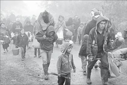  ??  ?? Familias desplazada­s de Chalchihui­tán, Chiapas. Foto Cuartoscur­o