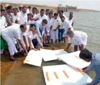  ?? AFP file ?? Minister Sellur K Raju’s failed attempt to reduce water evaporatio­n at Vaigai dam becomes a laughing matter on social media. —