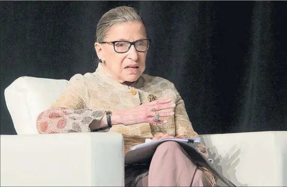  ?? MIKE GROLL / AP ?? Ruth Bader Ginsburg, juez del Tribunal Supremo, en una conferenci­a en Saratoga Springs (Nueva York), el pasado mes de mayo