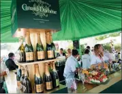  ??  ?? Partenaire officiel du Game Fair, CanardDuch­êne proposait de découvrir sa gamme au sein d’un accueillan­t « bar à champagne ».