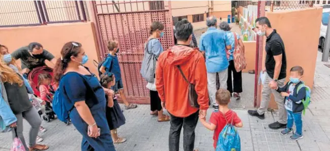  ?? // EFE ?? Alumnos en la entrada de un colegio, acompañado­s de sus padres