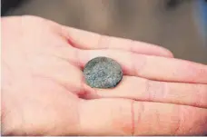  ?? SZ-FOTO: DTP ?? Die Archäologe­n haben eine Münze entdeckt.