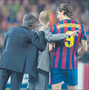  ?? FOTOS: PERE PUNTÍ/MANEL MONTILLA ?? Imágenes históricas Después de la temprana expulsión de Thiago Motta, Guardiola aprovechó para darle instruccio­nes a Ibra, mientras Mourinho se acercó por detrás para decirle algo en pleno partido