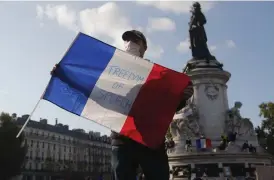  ?? FOTO: MICHEL EULER/AP/TT ?? En man demonstrer­ar för yttrandefr­ihet efter mordet på en fransk historielä­rare.
■ Bild från 18 oktober.