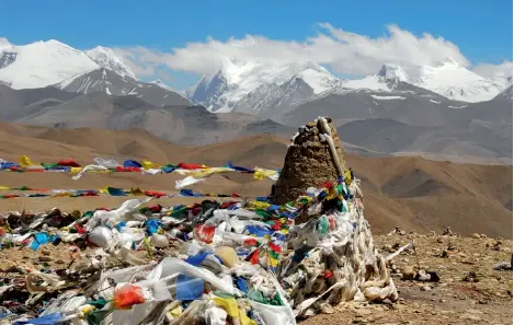  ??  ?? Prayer flags and snow-capped mountains along Tong La pass.