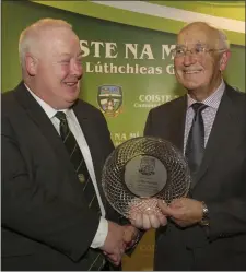  ?? Picture: John Quirke ?? Conor Tormey, chairman, Meath GAA, presents the Meath GAA Hall of Fame Award 2017 to Peter Darby.