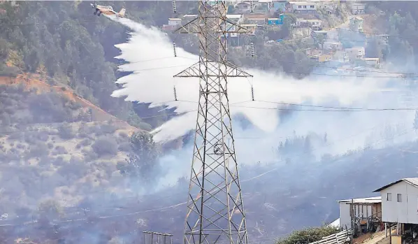  ??  ?? ► Los siniestros de ayer en la Región de Valparaíso amenazaron áreas pobladas.