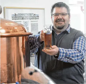  ?? Foto: Andreas Brücken ?? Robert Neumaier hat seine Brauanlage von Reutti nach Attenhofen umgezogen. Dort stellt er Spezialitä­ten wie Märzen oder Em merbier her, die es auch in Literflasc­hen zu kaufen gibt. SENDEN ATTENHOFEN