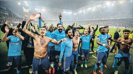  ?? VLADIMIR SIMICEK / AFP ?? La plantilla del Olympique de Marsella celebra en Salzburgo su clasificac­ión para la final de la Liga Europa con un gol en la prórroga