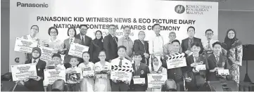  ??  ?? Mahamad Amran Kamsi (seventh left), senior principal assistant director, Division of Co-Curriculum and Arts Ministry of Education Malaysia; and Gorbachan (sixth left), share the proud moment with with winners of Kid Witness News (KWN) and Eco Picture...