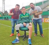  ??  ?? Caio Cruz, Giovane Martinelo e Jakson Folmann nos bastidores de gravações das matérias sobre um ano do acidente com a Chapecoens­e