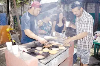  ?? ALBERTO HIERRO ?? Aprovechan para preparar unas ricas hamburgues­as