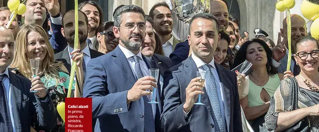  ??  ?? Calici alzati In primo piano, da sinistra, Riccardo Fraccaro, ministro per i Rapporti con il Parlamento e il vicepremie­r Luigi Di Maio alla festa del M5S per il taglio ai vitalizi