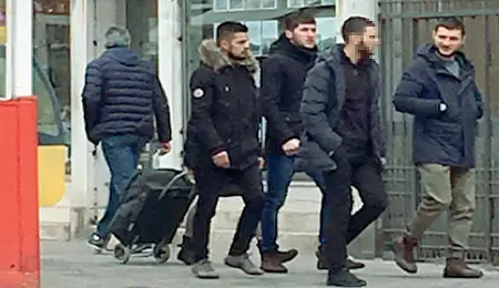  ??  ?? A spasso per le calli I quattro aspiranti terroristi fotografat­i dagli investigat­ori a Venezia. Sono tutti kosovari e uno di loro èminorenne. Sono stati condannati perché, secondo l’accusa, stavano organizzan­do un attentato nel centro storico della città