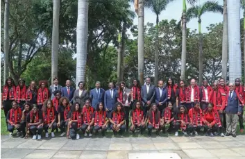  ?? FRANCISCO BERNARDO | EDIÇÕES NOVEMBRO ?? Penta-campeãs africanas de andebol com o Chefe de Estado nos jardins da Cidade Alta