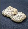  ?? Foto: Stefan Puchner, dpa ?? Ein rund 40000 Jahre altes Schmuck stück.