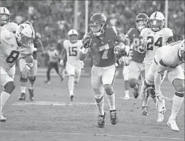  ?? Wally Skalij Los Angeles Times ?? USC FRESHMAN Stephen Carr sprints through a huge hole against Stanford, a common sight last Saturday when the Trojans rushed for 307 yards in 42-24 win.