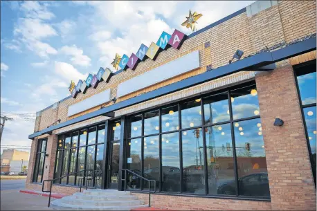  ?? OKLAHOMAN] [BRYAN TERRY/ THE ?? Banquet Cinema Pub, 800 NW 4, is closing Saturday after attempting to draw customers with a mix of movies, a bar and dining.