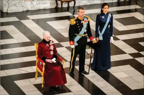  ?? ?? Dronning Margrethe, kronprins Frederik og kronprinse­sse Mary ses her ved nytårskure­n for det diplomatis­ke korps på Christians­borg Slot i København onsdag den 3. januar 2024. Foto: Ida Marie Odgaard/Ritzau Scanpix