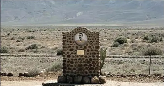  ?? Picture: ARCHIVE/STEVENSONI­NFO ?? REVERED: A memorial to Abraham Esau, local magistrate and “leader” of the coloured community in Calvinia, Northern Cape, in the 1800s. The monument was unveiled on September 24, 2003. The photograph was taken on October 6 and the monument collapsed or,...