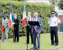  ??  ?? Le maire lisant le message de la secrétaire d’Etat.