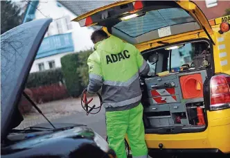  ?? FOTO: DPA ?? Die „gelben Engel“des ADAC kommen als Hilfe bei Autopannen.