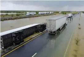  ?? CORTESÍA ?? Cerca de 8 camiones quedaron varados y accidentad­os en el tramo.