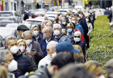  ?? JAIME GALINDO ?? Numerosas personas esperan en Zaragoza para ser vacunadas, esta semana.