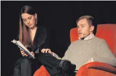  ?? FOTO: SIMON SCHNEIDER ?? Bianca Babucke blättert für Samuel Koch die Seiten, während er aus seinen Büchern vorliest.