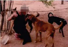  ?? FACEBOOK ?? L. B. mit ihren Hunden in Kenia: Die Baslerin wurde getötet.