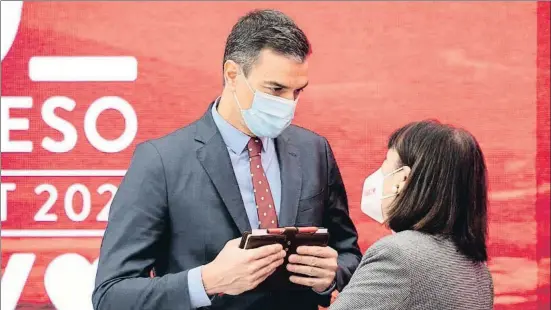  ?? EVA ERCOLANESE / EFE ?? El presidente Pedro Sánchez conversa con Cristina Narbona durante la reunión de la Comisión Ejecutiva Federal del PSOE