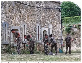  ??  ?? Durant plusieurs semaines, les jeunes du service militaire volontaire ont débroussai­llé le Trou d’enfer.