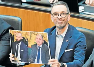  ?? [APA / Helmut Fohringer] ?? Taferlkrie­g: Herbert Kickl präsentier­t eine Foto mit Wolfgang Sobotka und Jan Marsalek.