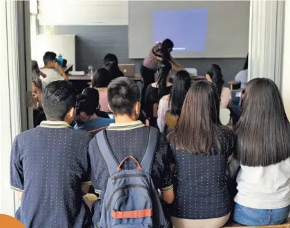  ?? CARLOS GONZÁLEZ AGENCIA OJO POR OJO ?? Lizbeth Elizondo impartió el centro de Español en el Aula Magna del Liceo de Heredia. Esta estaba tan llena ayer martes por la mañana que Steven Dávila, Adrián Grocy, Hilary Vargas y Angélica González recibieron la tutoría desde la puerta.