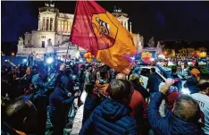  ?? Foto: dpa ?? Die Fans des AS Rom feierten den Erfolg auf der Piazza Venezia.