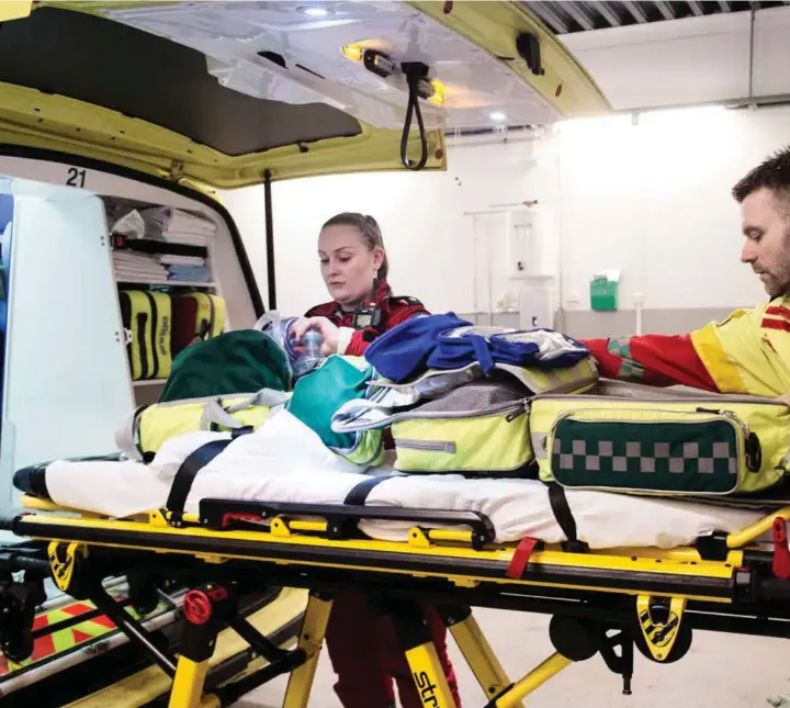  ??  ?? MYE BLÅLYS: Rebecca Hellesund Gjellestad og Kim Søderstrøm klargjør ambulansen på Sotra etter nok et gult oppdrag. Stadig oftere sendes ambulansen­e ut på hasteoppdr­ag, mens tallet på