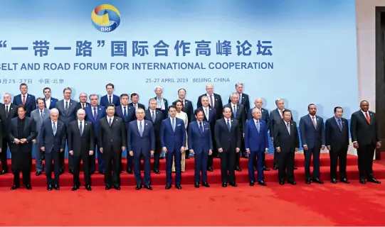  ??  ?? Le 27 avril, le président chinois Xi Jinping et les participan­ts d’une table ronde qui s’est déroulée dans le cadre du deuxième FCR