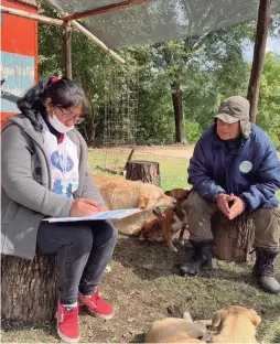  ?? INDEC VIA NA ?? A census-worker interviews a resident during last May’s National Census of Population­s, Homes and Households 2022.