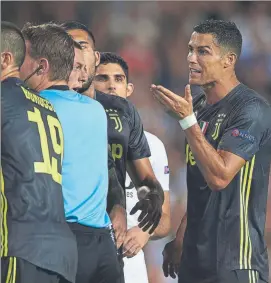  ?? FOTO: GYI ?? Cristiano Ronaldo protesta la roja Fue la primera en sus 156 partidos de Champions