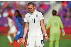  ?? FOTO: ISIPHOTOS/DPA ?? Alexandra Popp verzweifel­t im Spiel gegen Frankreich. Die deutsche Mannschaft präsentier­te sich in desolatem Zustand.