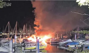  ?? FOTO: FEUERWEHR KRESSBRONN ?? Boote in Flammen: Gegen 1.30 Uhr Uhr wählte ein Yachtinhab­er den Notruf.