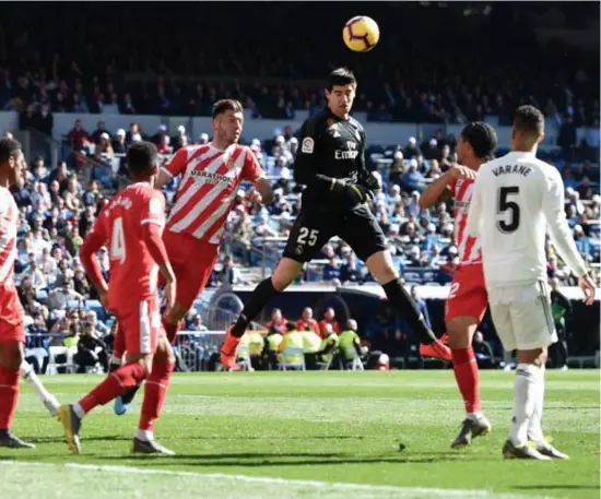  ??  ?? In de blessureti­jd besloot Thibaut Courtois het dan maar zelf te proberen. Bij een hoekschop ging zijn kopbal maar net naast.