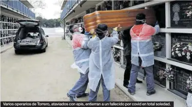  ?? FOTOS: DE CASTRO / GALINDO / MARCHADOR ?? Varios operarios de Torrero, ataviados con epis, entierran a un fallecido por covid en total soledad.